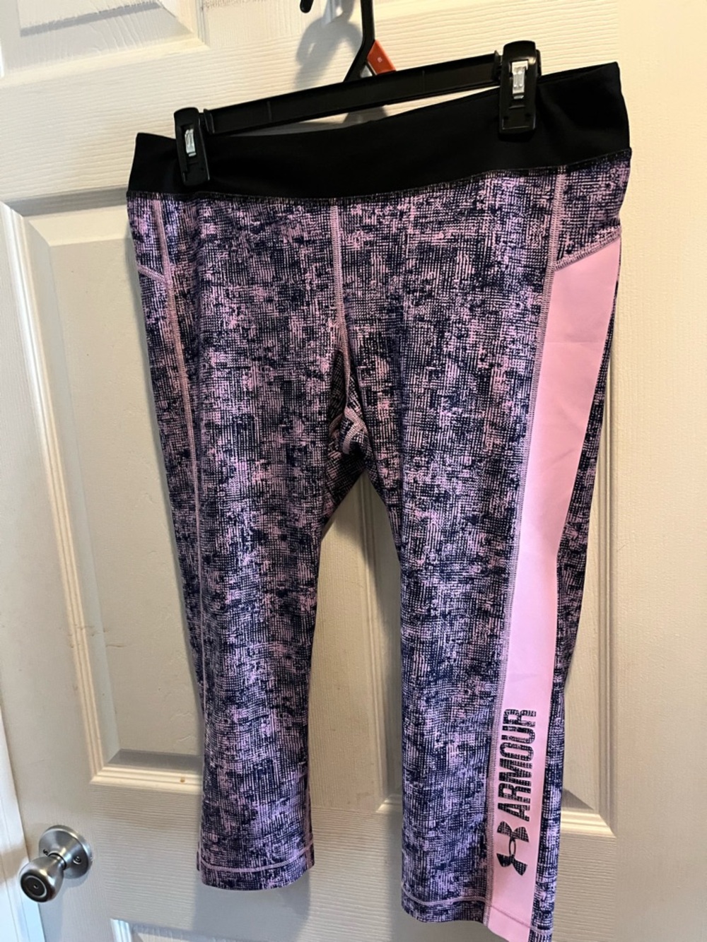 Ladies Pink and Black Under Armour Ladies Size Large Athletic Wear